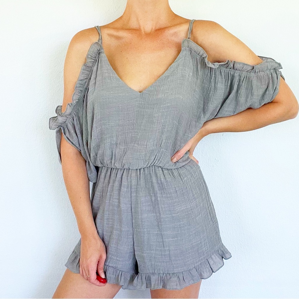 Wishlist gray backless cold shoulder ruffle romper size medium